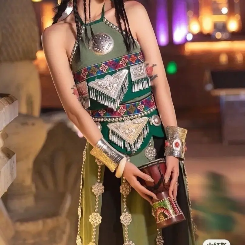 

The dance costume set of the Hani ethnic group and the Miao ethnic group in Xishuangbanna, Yunnan