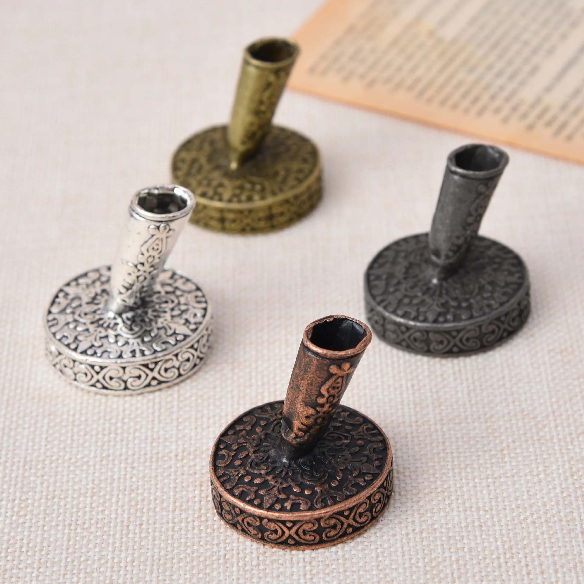 Retro Metal Carved Pen Holder Round Insertion Pen Holder Stand Bracket for Feather Pen Quill Dip Pen Accessories Stationery