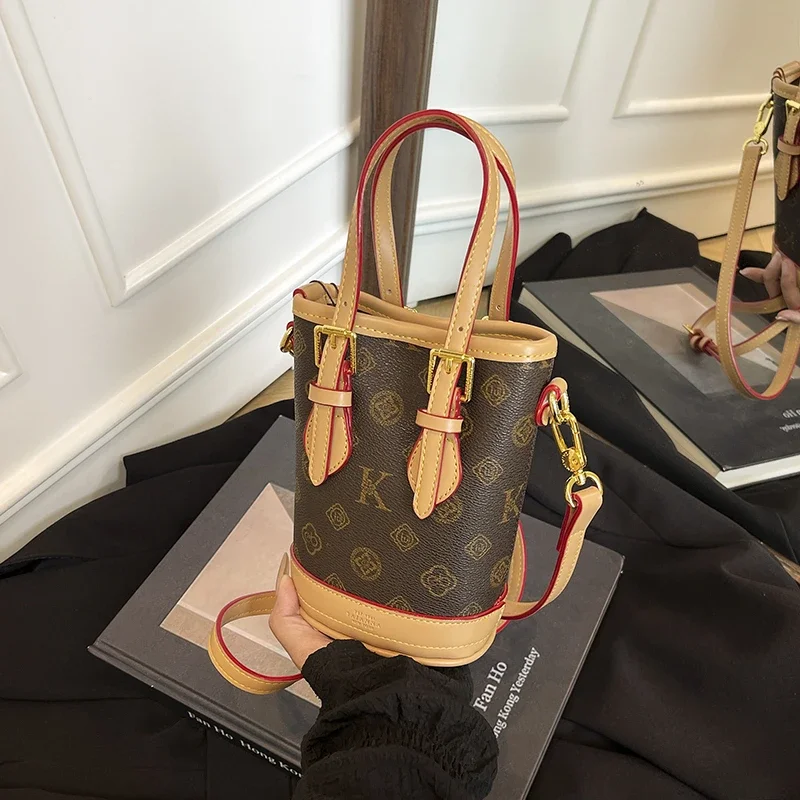 

Classic Elegant Leather Shoulder Bag For Women - With Multiple Pockets Popular Messenger Feature By Designer