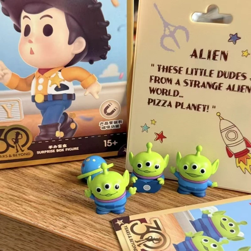 MINISO Toy Story Pixar Play مع سلسلة بطاقات معلقة غير محدودة صندوق أعمى أنيمي الطنانة الخفيفة مغناطيس الثلاجة هدايا العيد