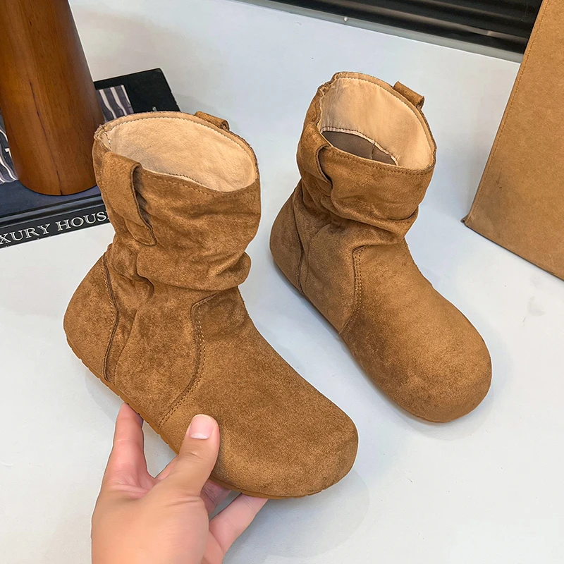 

Короткие сапоги на мягкой поверхности в корейском стиле 2025 года. Универсальная женская обувь на плоской подошве легко сочетается.