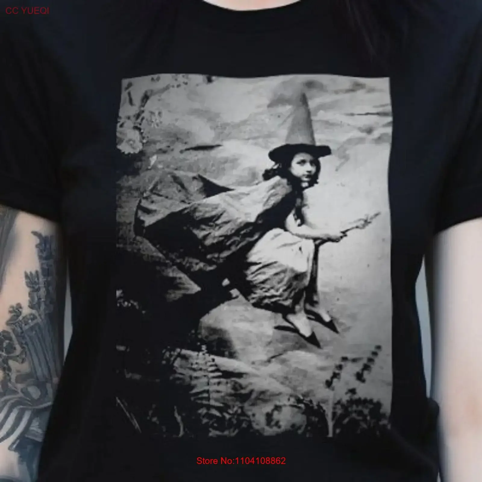 T-shirt vintage en coton doux avec motif de sorcière sur balai, style gothique, mode Halloween, vêtements oniriques, style Wicca