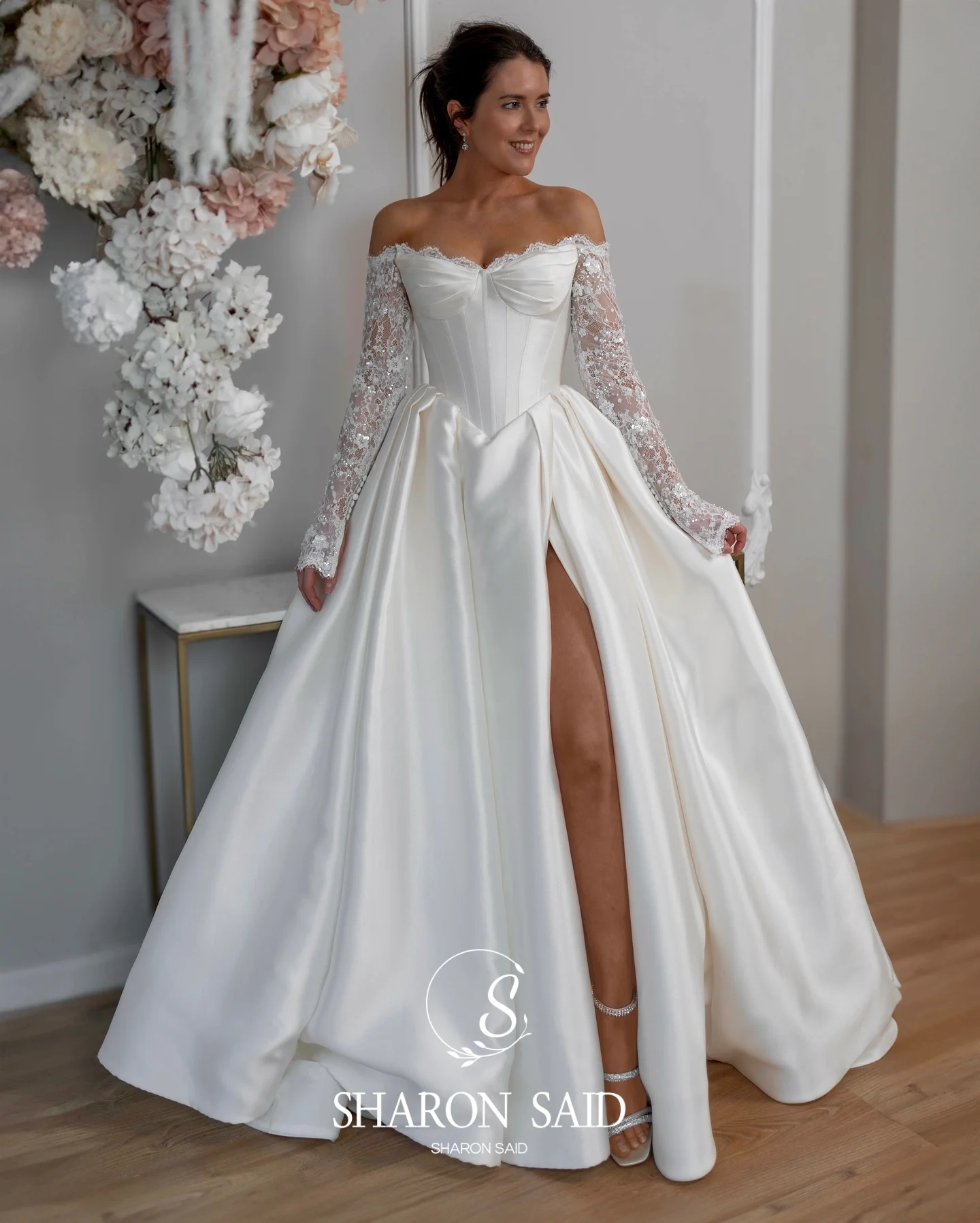 Sharon Said eleganckie Sweetheart-line Off White satynowe suknie ślubne 2025 wysoki podział długie rękawy suknie ślubne SW068 dostosowane