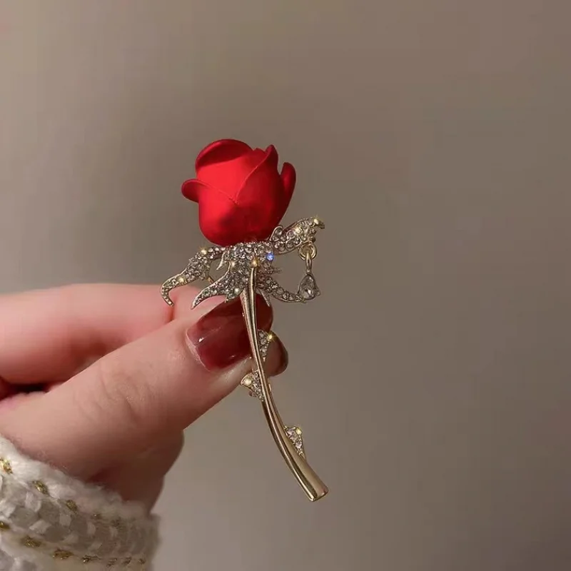 Nuevo broche de Rosa rojo encantador para mujeres con personalidad y temperamento en joyería regalos al por mayor