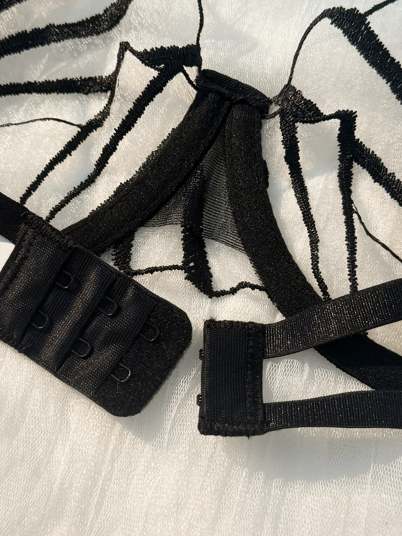 Dámská dvoudílná spodní souprava s černým výstřihem do V a vyšívaným hrudníkem, vhodná pro všechna roční období ZA825058 - náhled 4