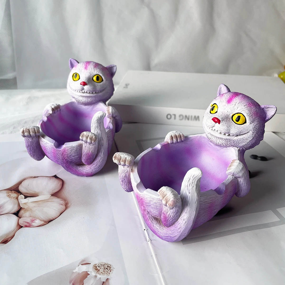 Image of Lila Streifen Grinsekatze Aschenbecher Schmuckschale, süße Alice im Wunderland Harzfigur, Neuheit Süßigkeitenschale Schmuckhalter Geschenk