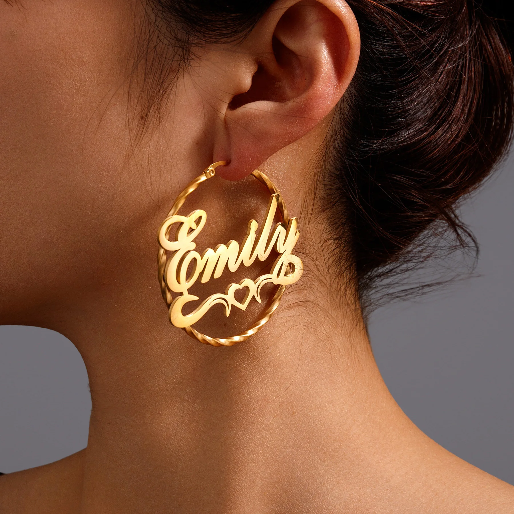 Atoztide серьги-кольца с индивидуальным именем для женщин, персонализированные витые проволочные ушные петли, ювелирные изделия из нержавеющей стали, подарок на свадьбу, день рождения