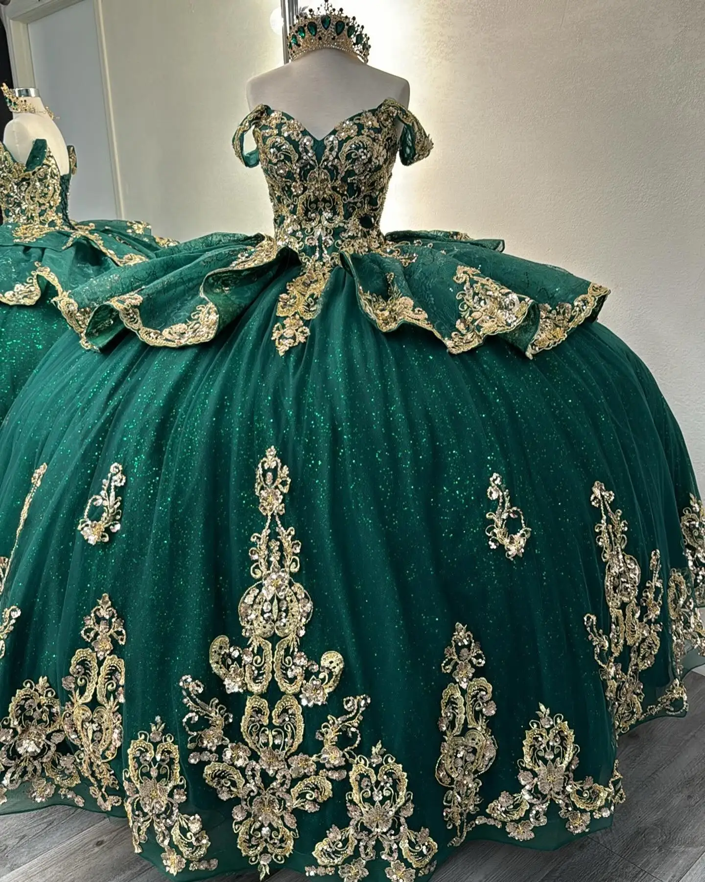 

Emerald Green Lace Appliques Quinceanera Dresses Ball Gown Puffy Off the Shoulder Sparkly Prom Dresses for Sweet 16 18