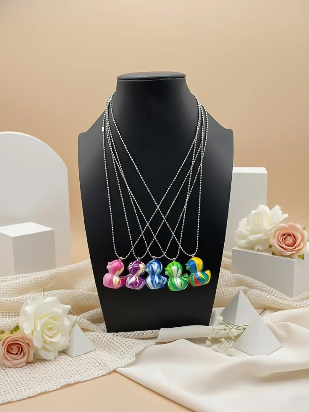 4-teiliges Set, kreative Tier-Anhänger-Halskette für Damen, bunte Marmorstruktur, niedliche Cartoon-Enten-Anhänger-Halskette, Harzmaterial, geeignet für den täglichen Geburtstag, lustiges