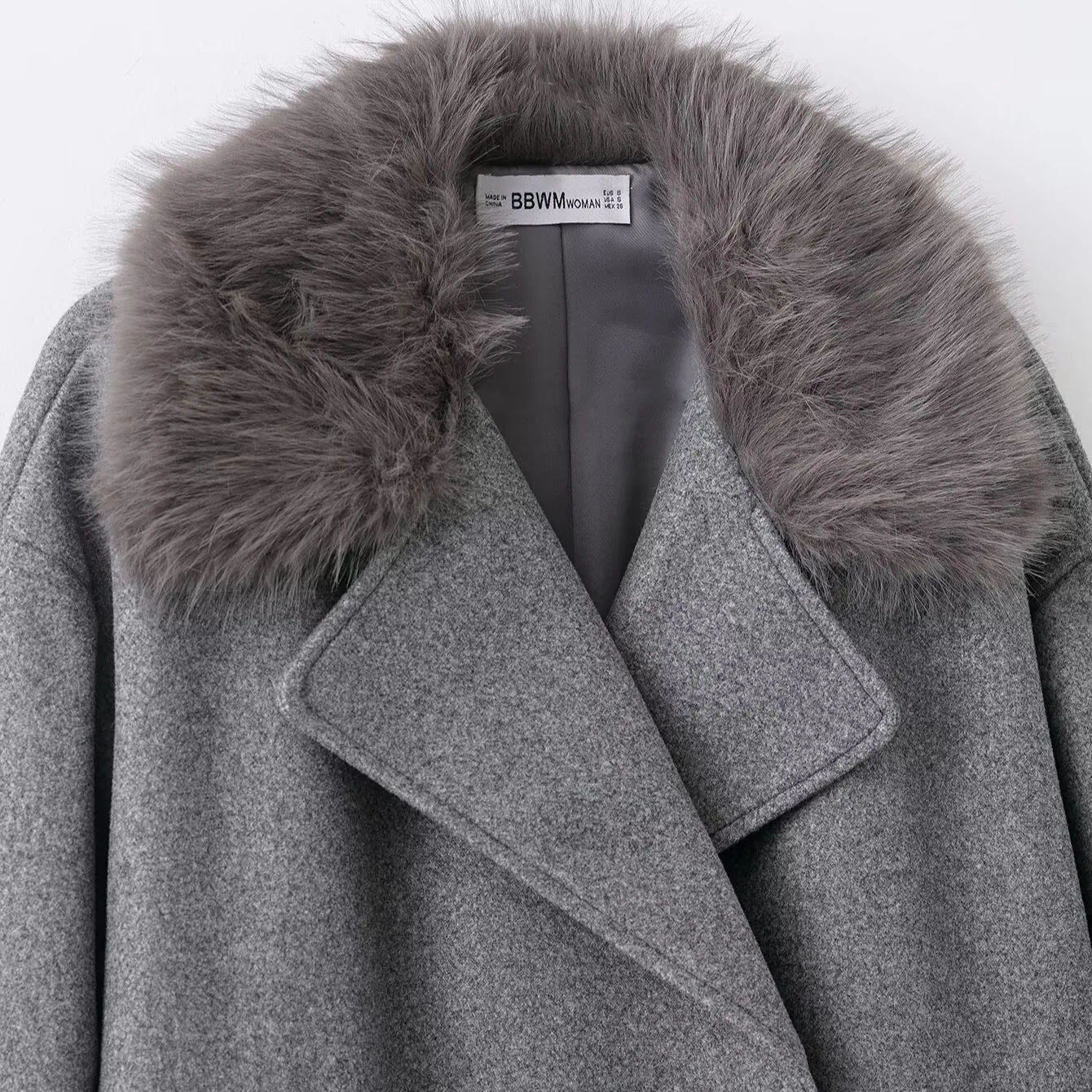 سترة شتوية عصرية لعام 2026 معطف صوفي بياقة من الفرو الرمادي وأكمام طويلة