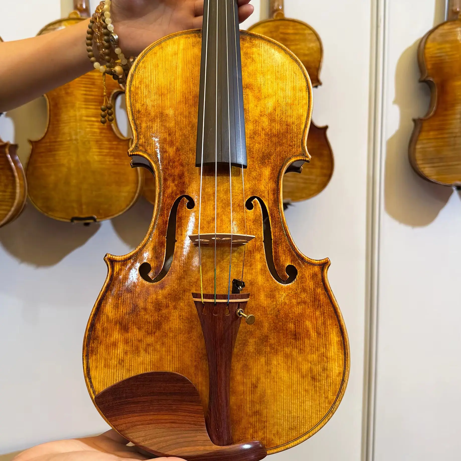 

Профессиональная скрипка 4/4, реплика скрипки Страдивариуса 1716 года, ручной работы, антикварная, с футляром и смычком.