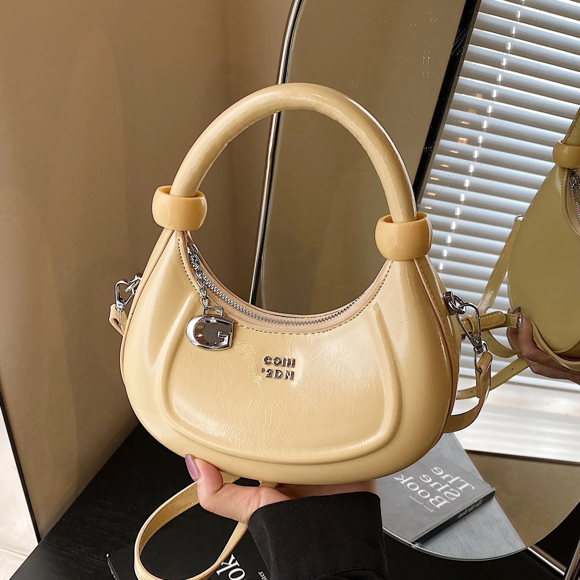 

2025 Summer New Crescent Shaped Bag, High-end Handbag, Fashionable Single Shoulder Crossbody Bag, Hand-held Women's Bag