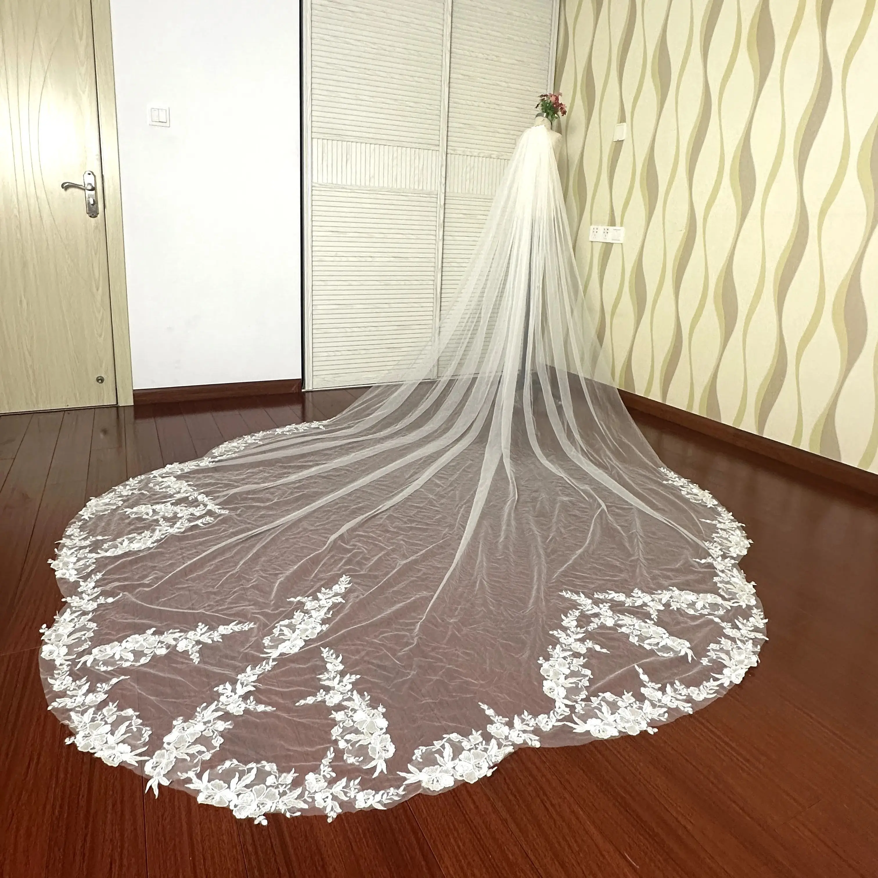 Real Photos Scalloped Edge Lace Long Wedding Veil with Comb 3.5 Meters 1 Tier Bridal Veil Wedding Accessories