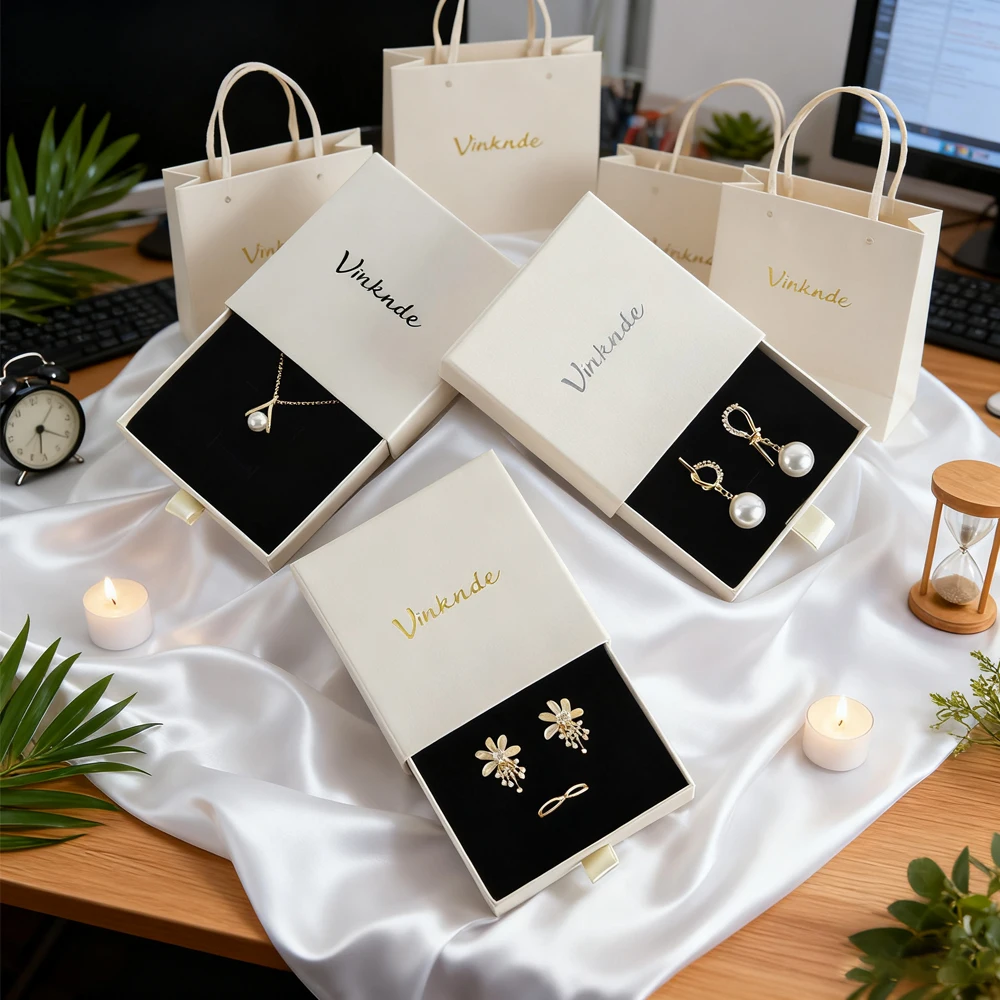 

30 шт., бежевая шкатулка для драгоценностей, ящики, раздвижные коробки для сережек, индивидуальный логотип, органайзер для ювелирных изделий, кольца, ожерелья, браслеты, подарочный чехол, оптом