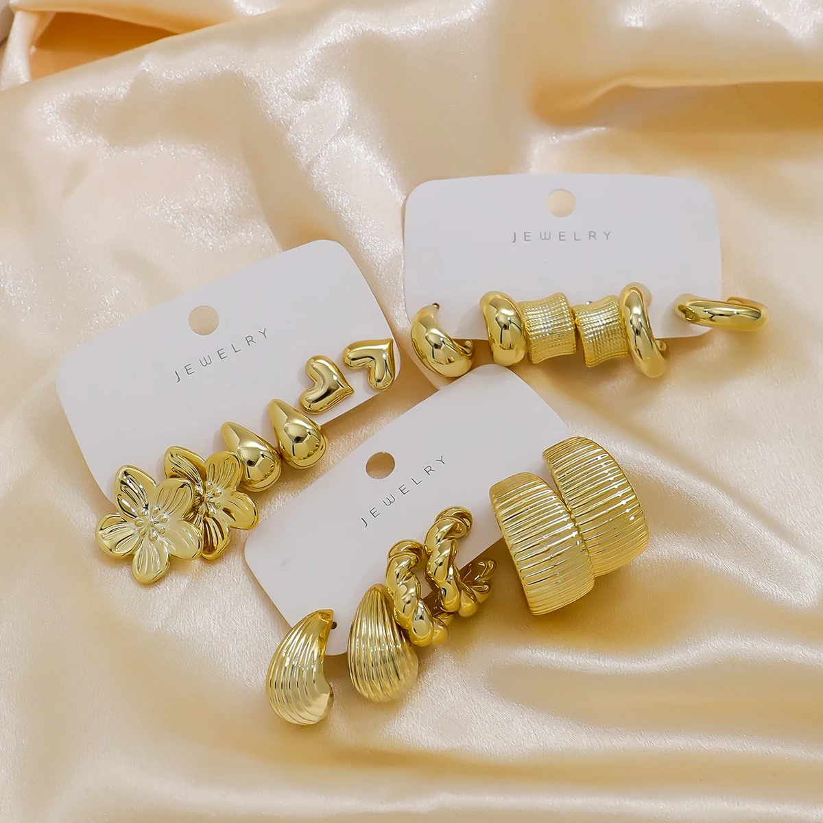 طقم أقراط عصرية مكون من 18 قطعة باللون الذهبي للنساء، أنيق وأنيق، مناسب للارتداء اليومي والحفلات والمناسبات ﻿