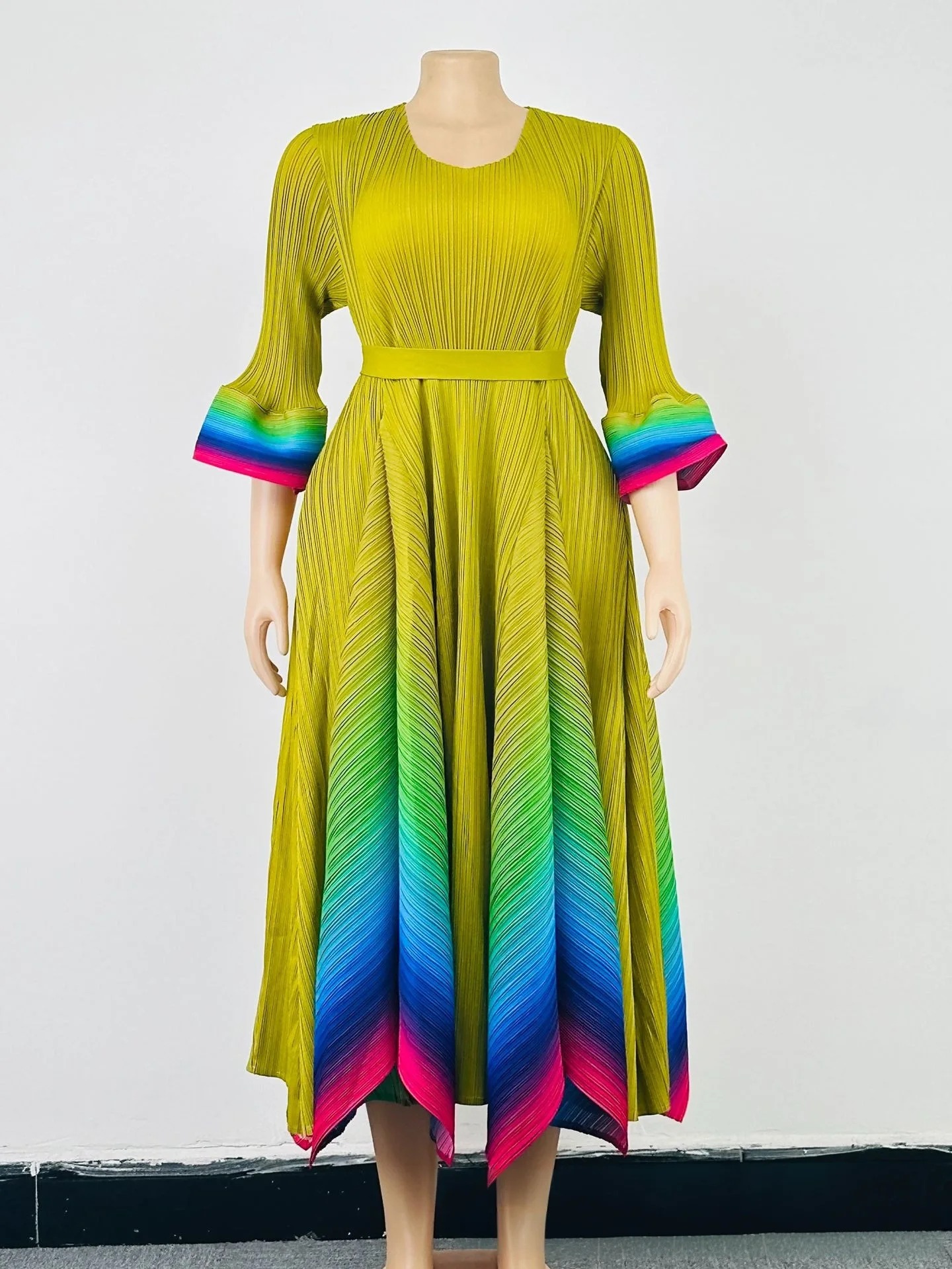 2025 الخريف والشتاء جديد مطوي فستان موضة التغيير التدريجي قوس قزح مزاجه فضفاض أنيق المرأة فستان محكم من عند الصدر ويتدلى بشكل واسع