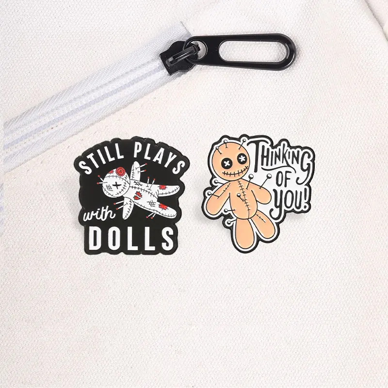 �Noch immer mit Puppen spielen“ – Voodoo-Puppe, sarkastisches Sprichwort, Emaille-Abzeichen, Metall-Anstecknadel, Brosche für Jeans, Reversdekor, Geschenk für Freunde. – Detail 4