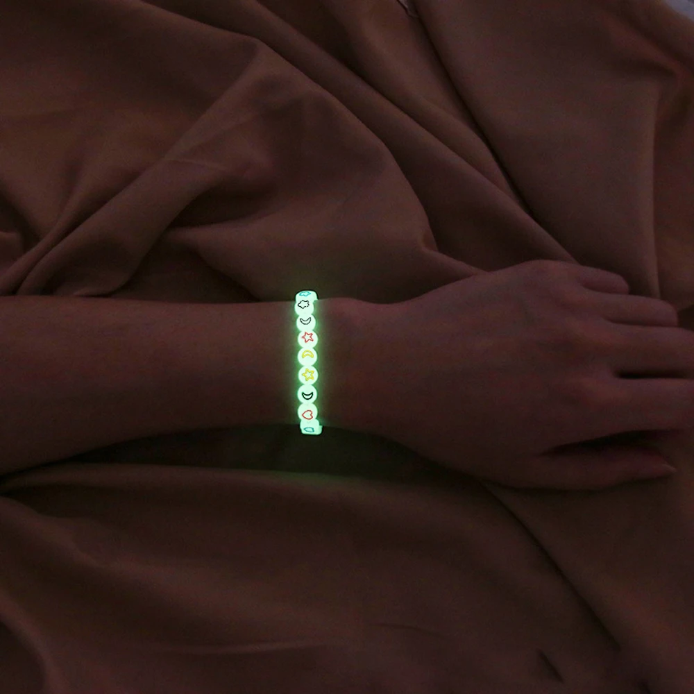 100 Stück 7mm Bunte Stern- und Mondperlen Leuchtende Perlen Abstandshalterperlen Leuchten im Dunkeln für Schmuckherstellung DIY Anhänger Armband Halskette – Detail 1