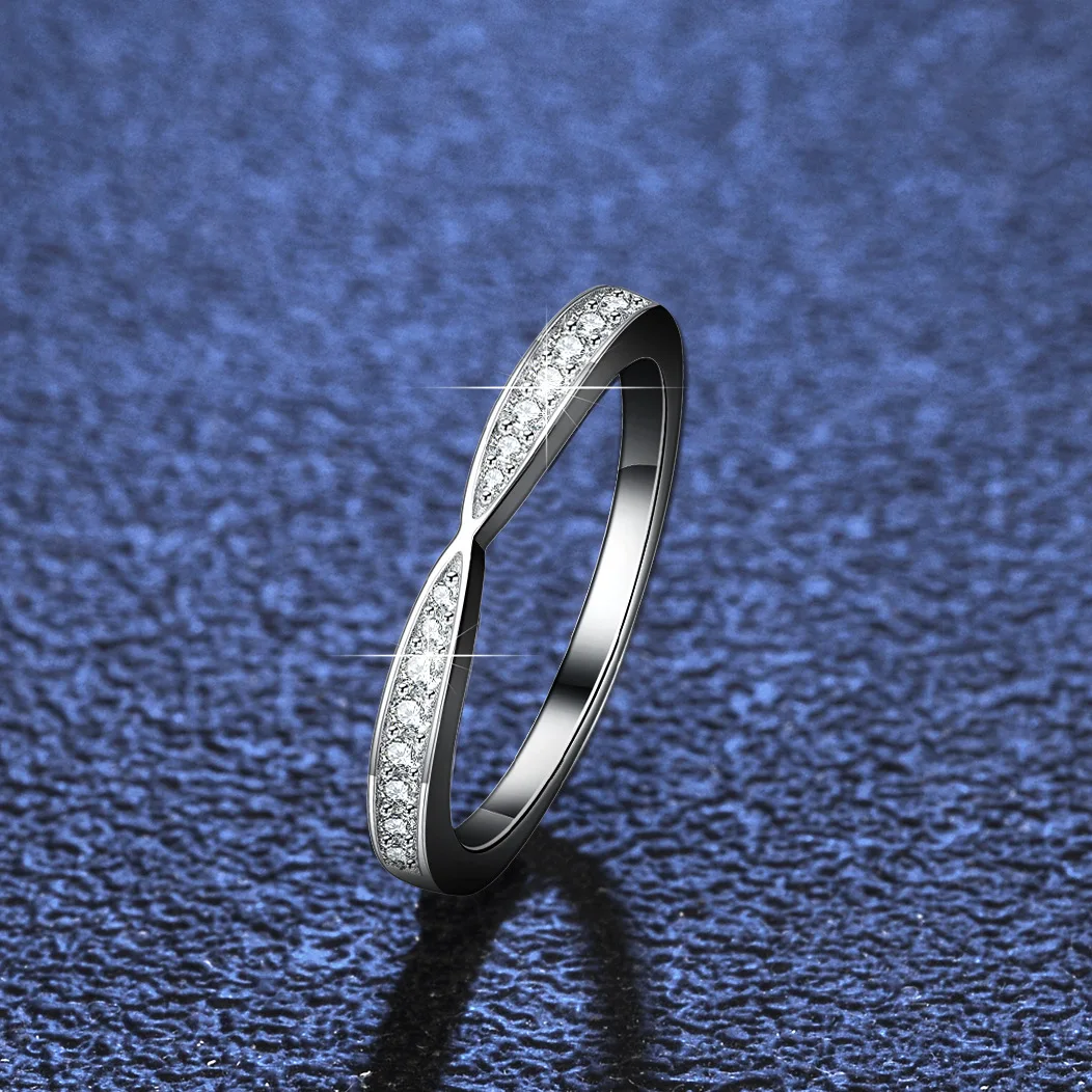 

Platinum New European and American Fashion Cross-Bar Ring with Moissanite