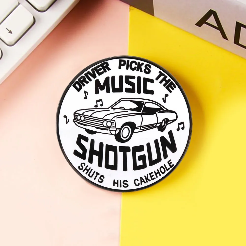 Der Fahrer wählt die Musik, schließt sein Kuchenloch, lustige Brosche, Auto-Thema, Filmzitat, Anstecknadel, Retro-Stil, Sammlerstück, Accessoire – Detail 13