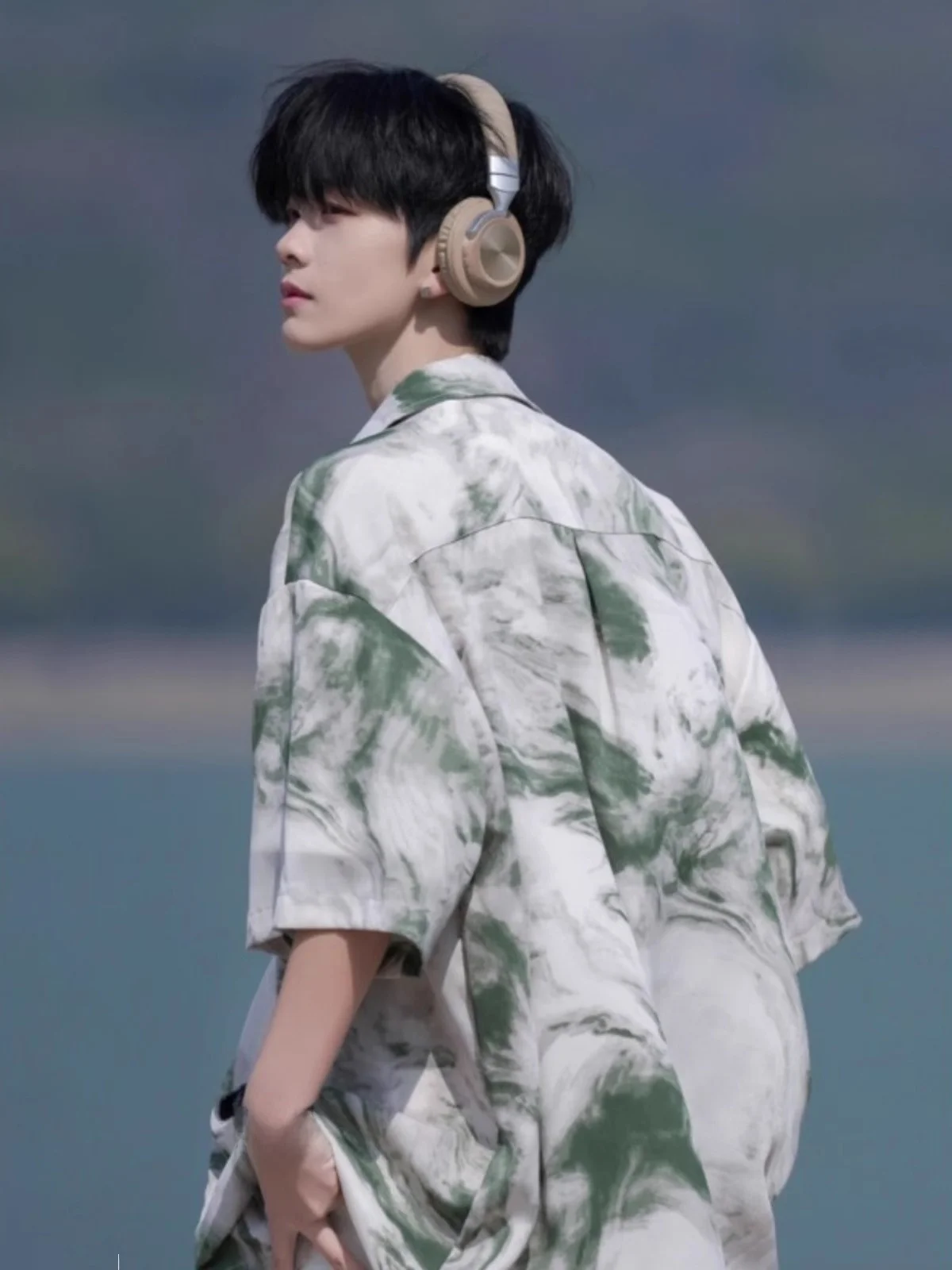 

Ice Silk Loose Fit Casual irt Thin Qui Dry Summer ort Sve Youth Faion Tourist Wear Cool Feeling Five Button Closure