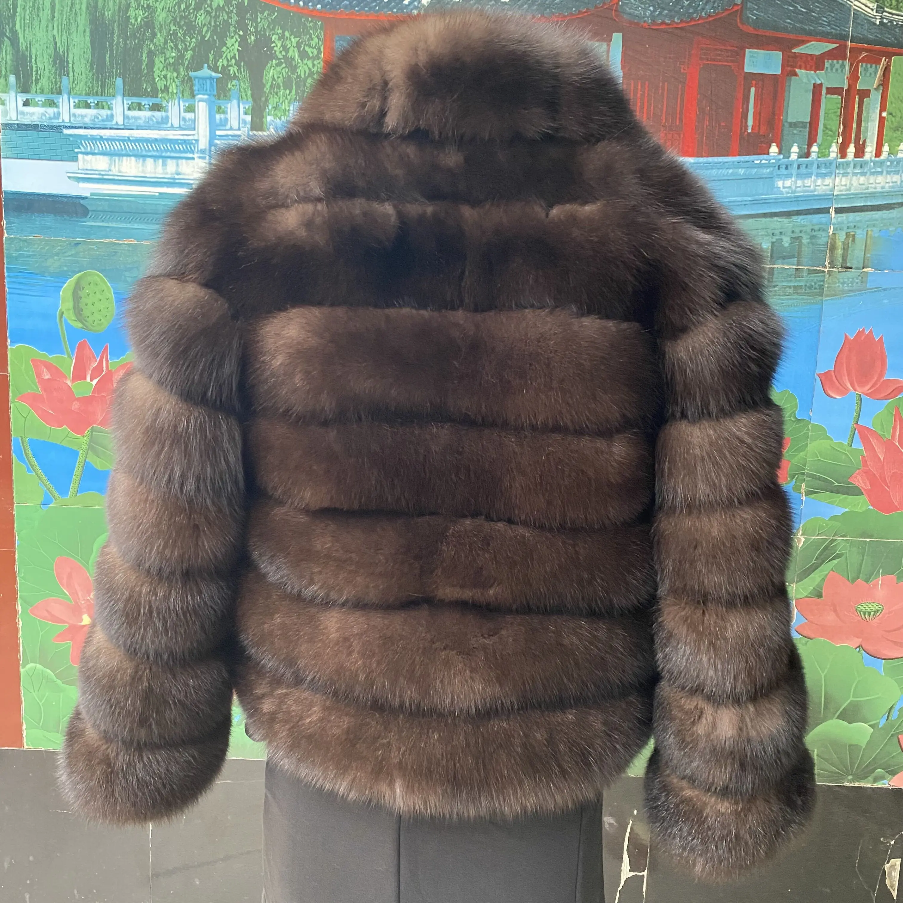 Damski naturalny futrzany płaszcz z klapami.