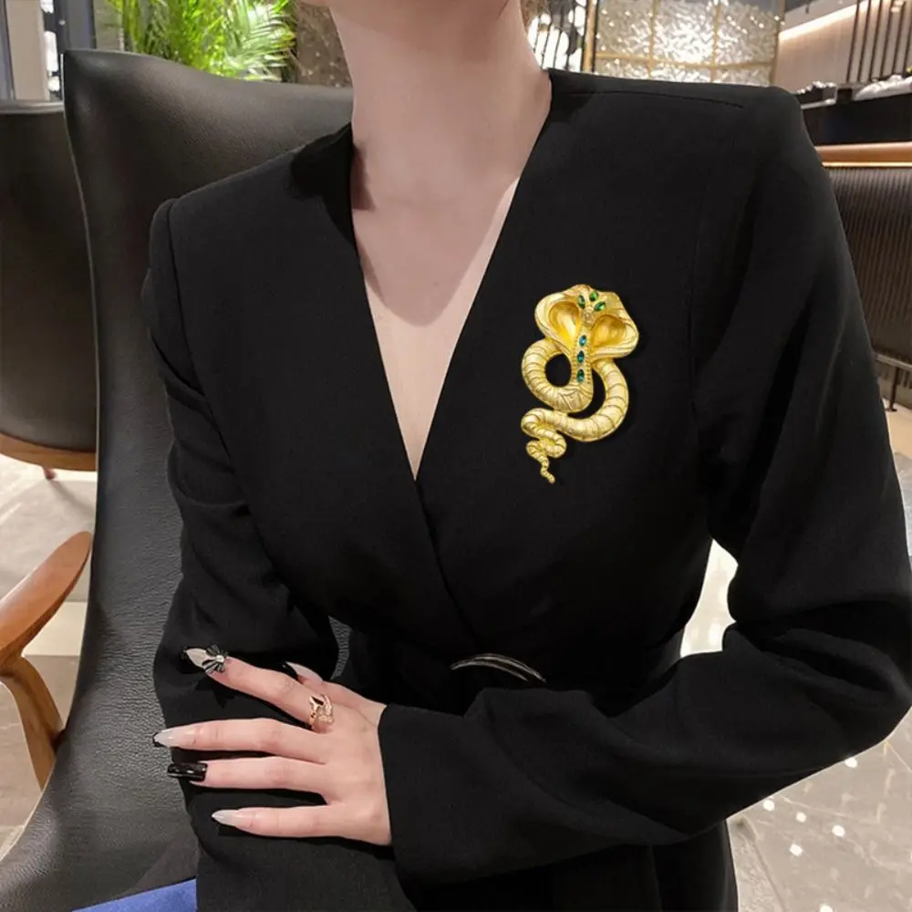 موضة الحيوان حجر الراين الأفعى دبابيس كوبرا ضوء الفاخرة زودياك الأفعى بروش مجوهرات تألق ثعبان التلبيب دبوس معطف