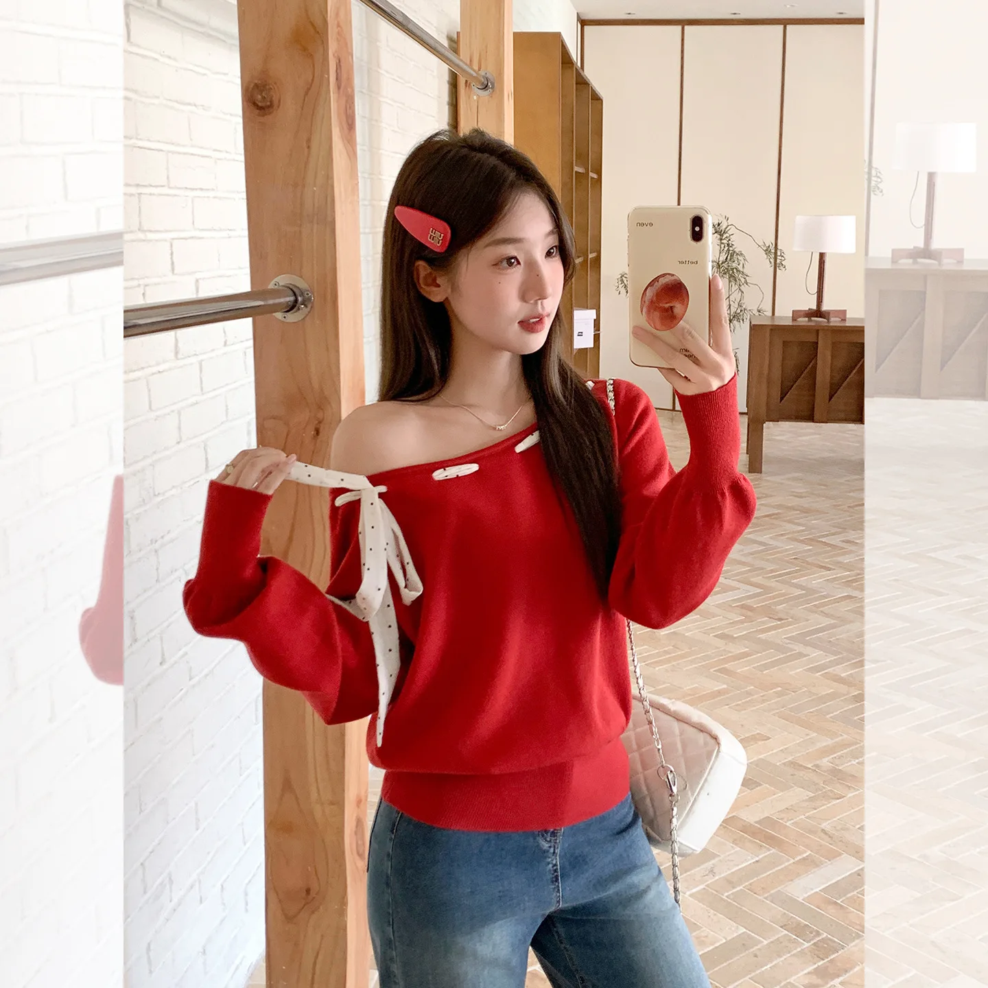 

Красный женский свитер с наклонными плечами и открытыми плечами в горошек, новый дизайн ранней осени 2025 года, вязаный свитер, внутренний топ