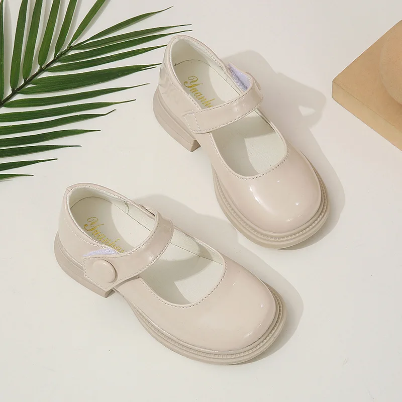 

Girls' flat bottomed leather shoes 2026 new fashionable soft soled performance shoes Korean version medium and large children's