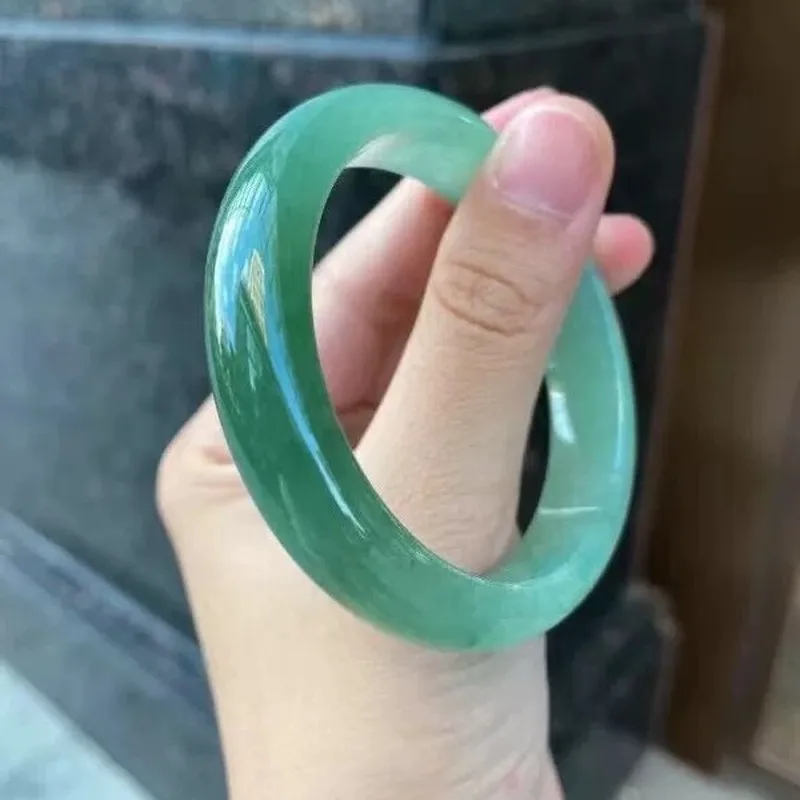 Elegant oil- jadeite  ice-waxy texture  color full green  versatile and flattering jade bracelet