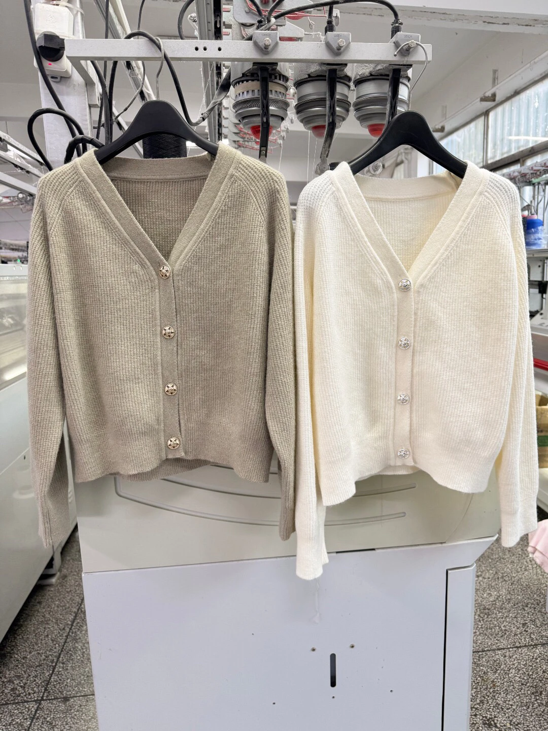 패셔너블한 니트 울 브이넥 가디건 한국 스타일 출퇴근용 다용도 가을 겨울 여성용 루즈핏 긴팔 스웨터