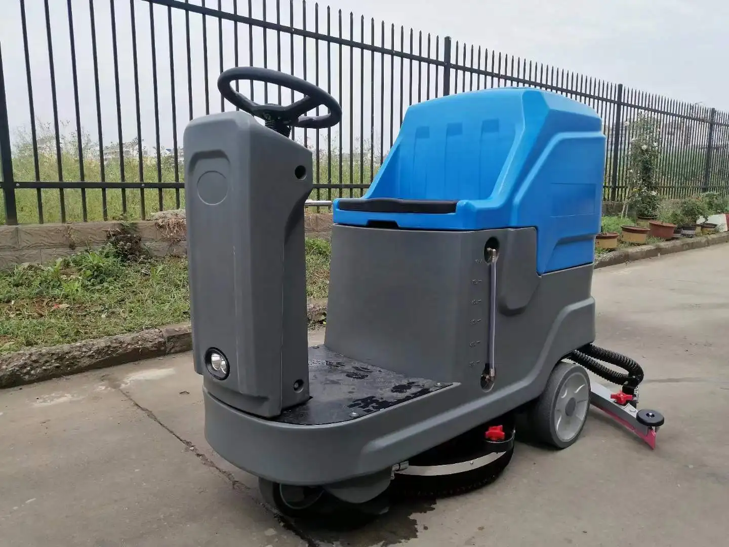 Commercial Scrubber Cleaning Equipment 2-Brushes Ride-on Floor Scrubber Dryer CE Approved Electric 24V Floor Scrubber Machine