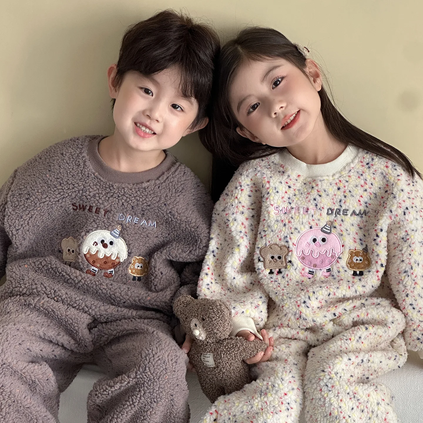 

Комплект из двух предметов, новый стиль, вышивка, красочные точки, зимний костюм для девочек и мальчиков, детский толстый костюм из овечьей шерсти, модный, удобный