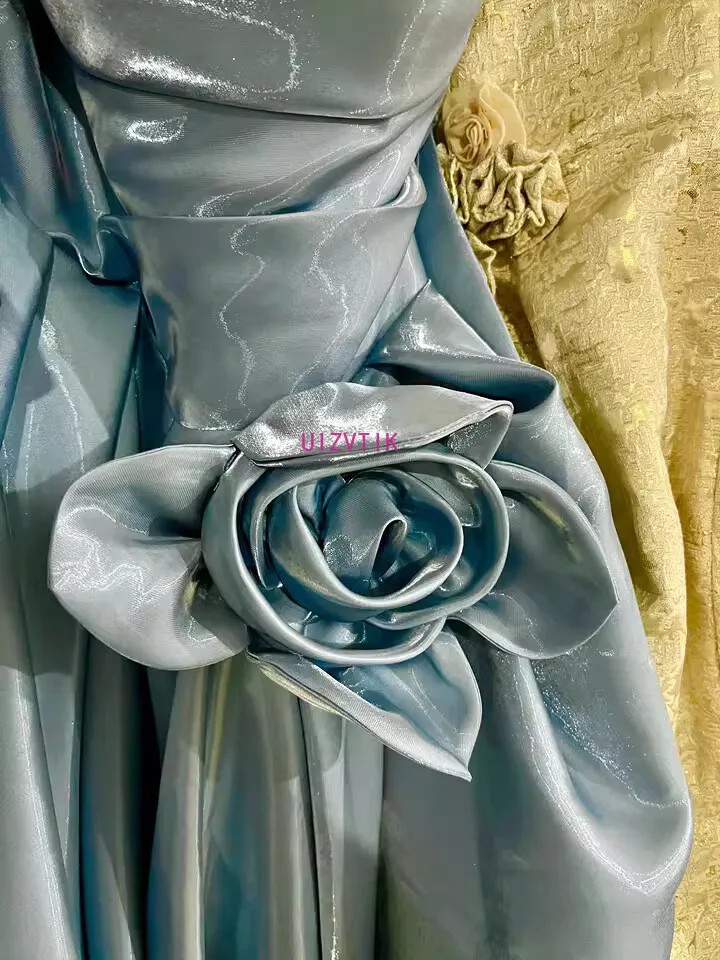 女性ブルーサテンプリンセスウエディングドレス 2025 高級ストラップレス光沢のある V ネックイブニングドレスノースリーブロング誕生日パーティードレス