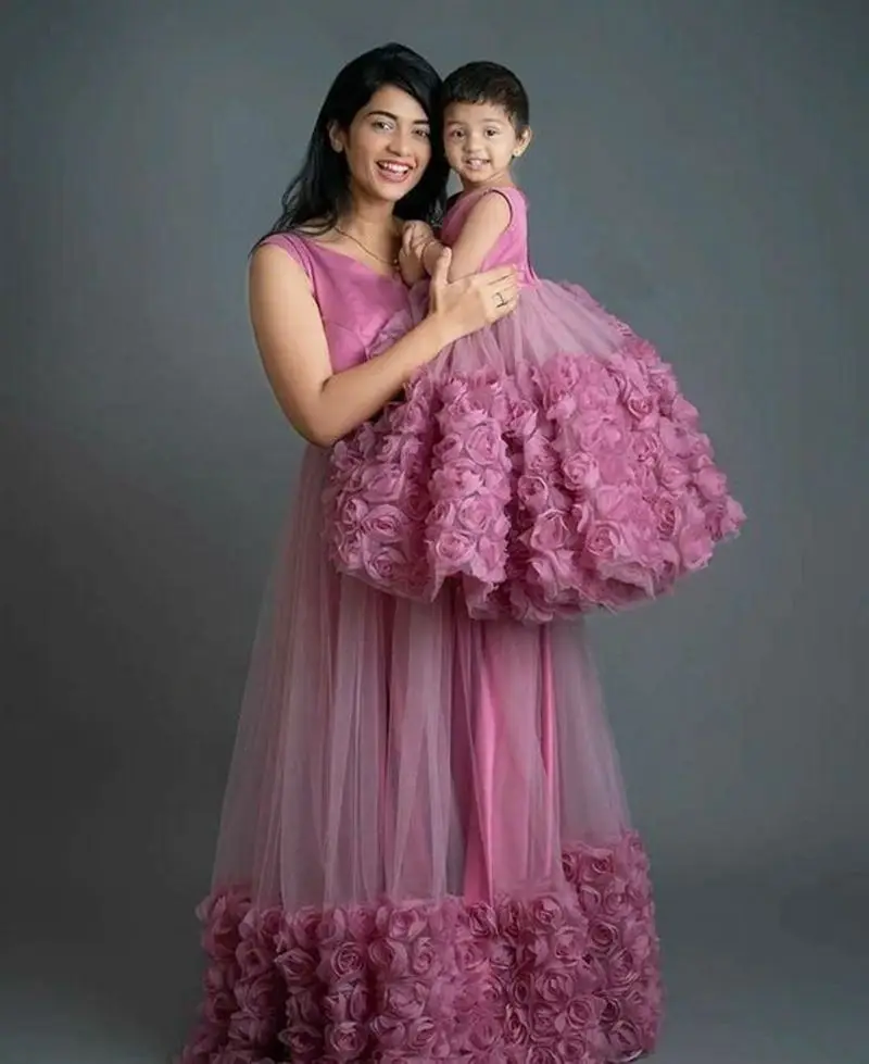 Pink Mother Daughter Matching Dress Handmade 3D Roses Hemline Sleeveless Tulle Mum and Me Birthday Party Gown for Photoshoot