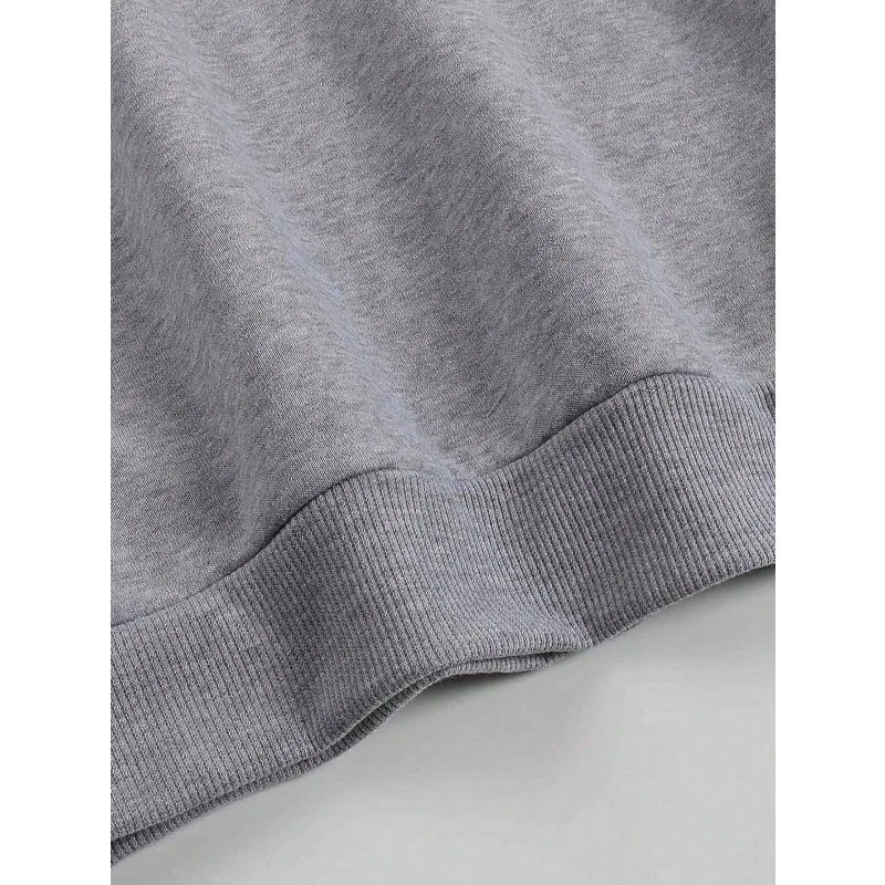 Eine Disney-Maus genießt nur den Nachmittagstee auf Halloween. Sweatshirt mit Aufdruck. Herbst-/Winter-Pullover-Sweatshirt mit Rundhalsausschnitt.