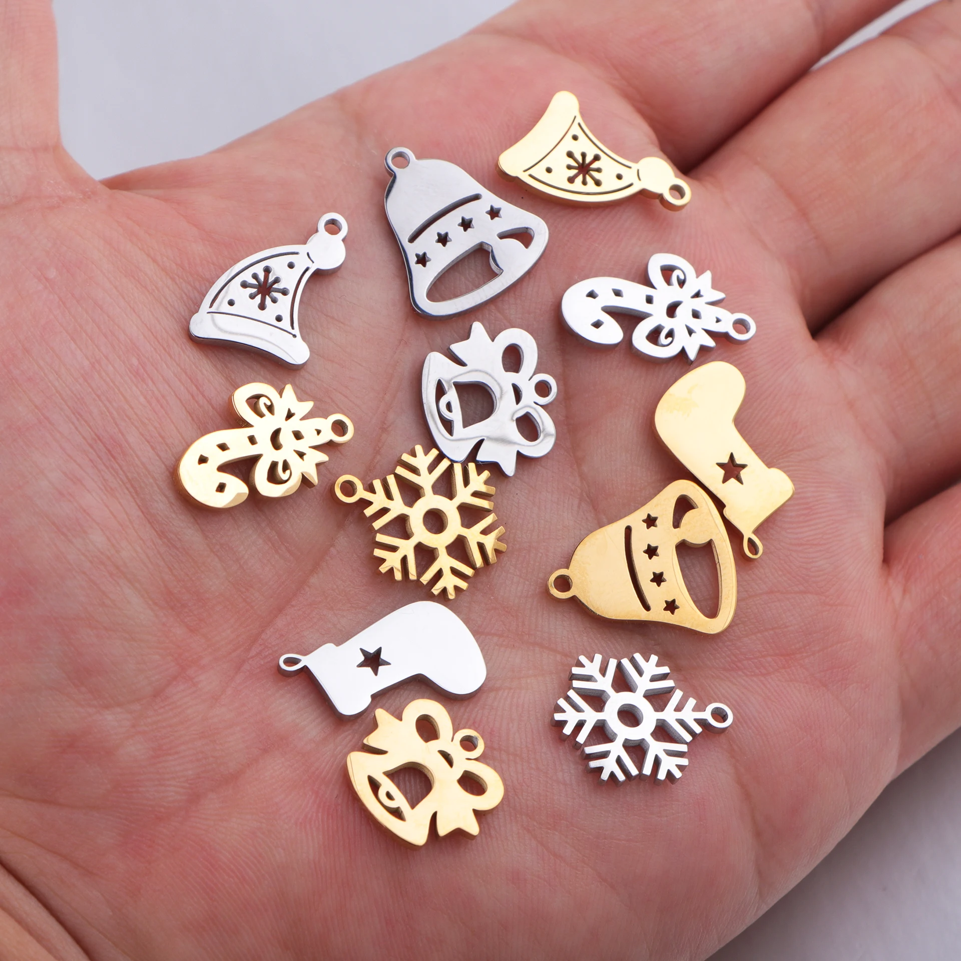 10 قطعة/الوحدة مرآة مصقولة الفولاذ المقاوم للصدأ عيد الميلاد موضوع السحر ندفة الثلج جارلاند جرس الجوارب قبعة المعلقات DIY بها بنفسك صنع المجوهرات