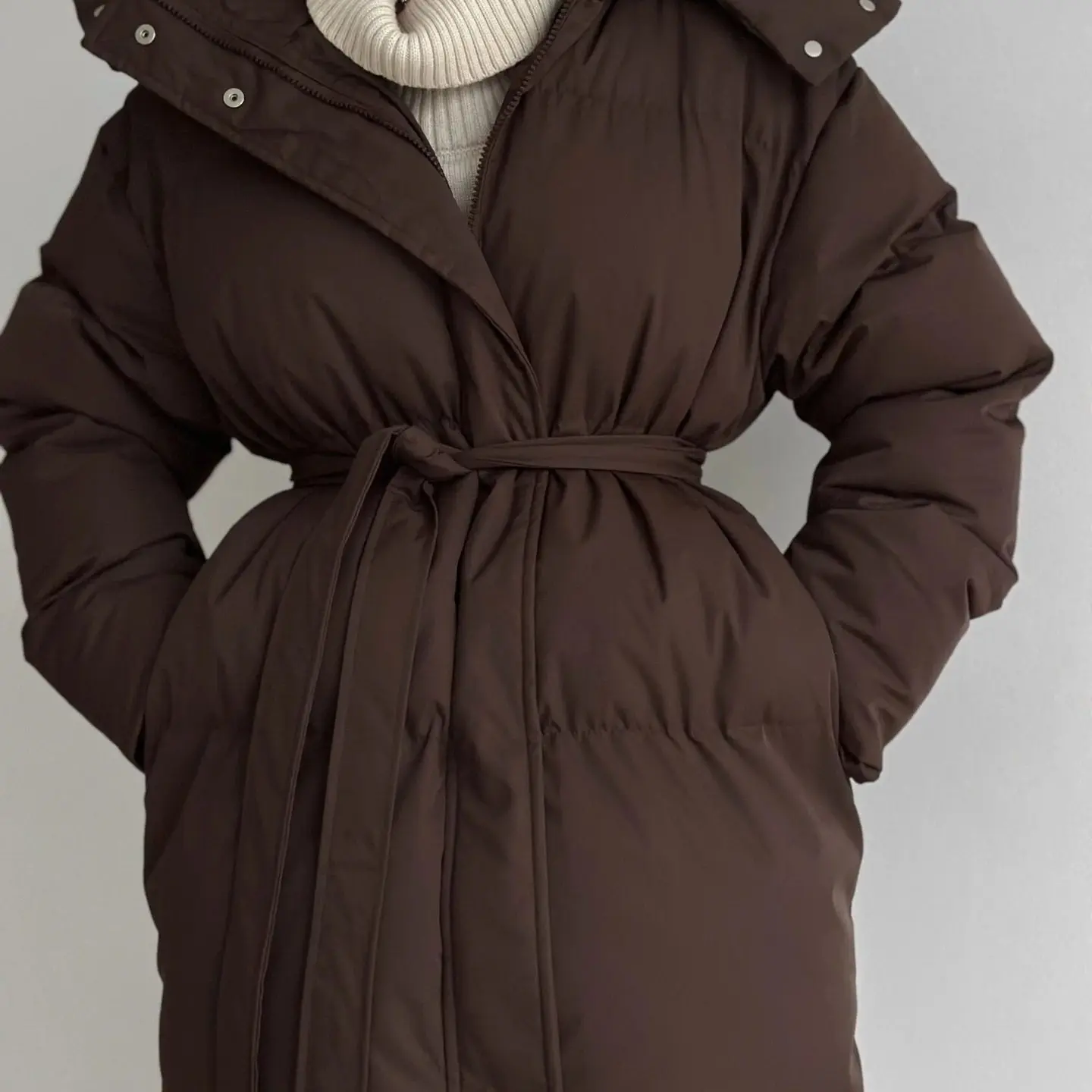 

Утепленная хлопковая куртка женская повседневная с капюшоном средней длины, прямого кроя, с длинными рукавами, на молнии