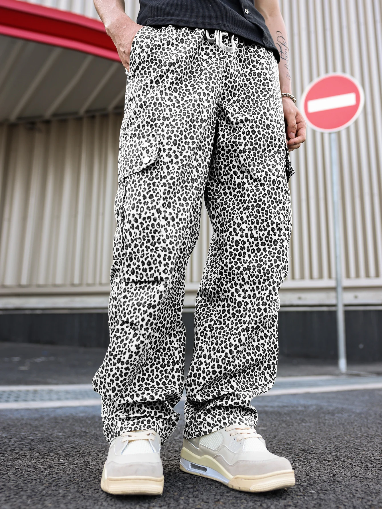 

Мужские джинсы в американском уличном стиле, модный нишевый бренд, свободный крой, универсальные, крутые и стильные широкие брюки с леопардовым принтом, пижамные брюки унисекс из ледяного шелка, пляжные длинные брюки-фонарики унисекс