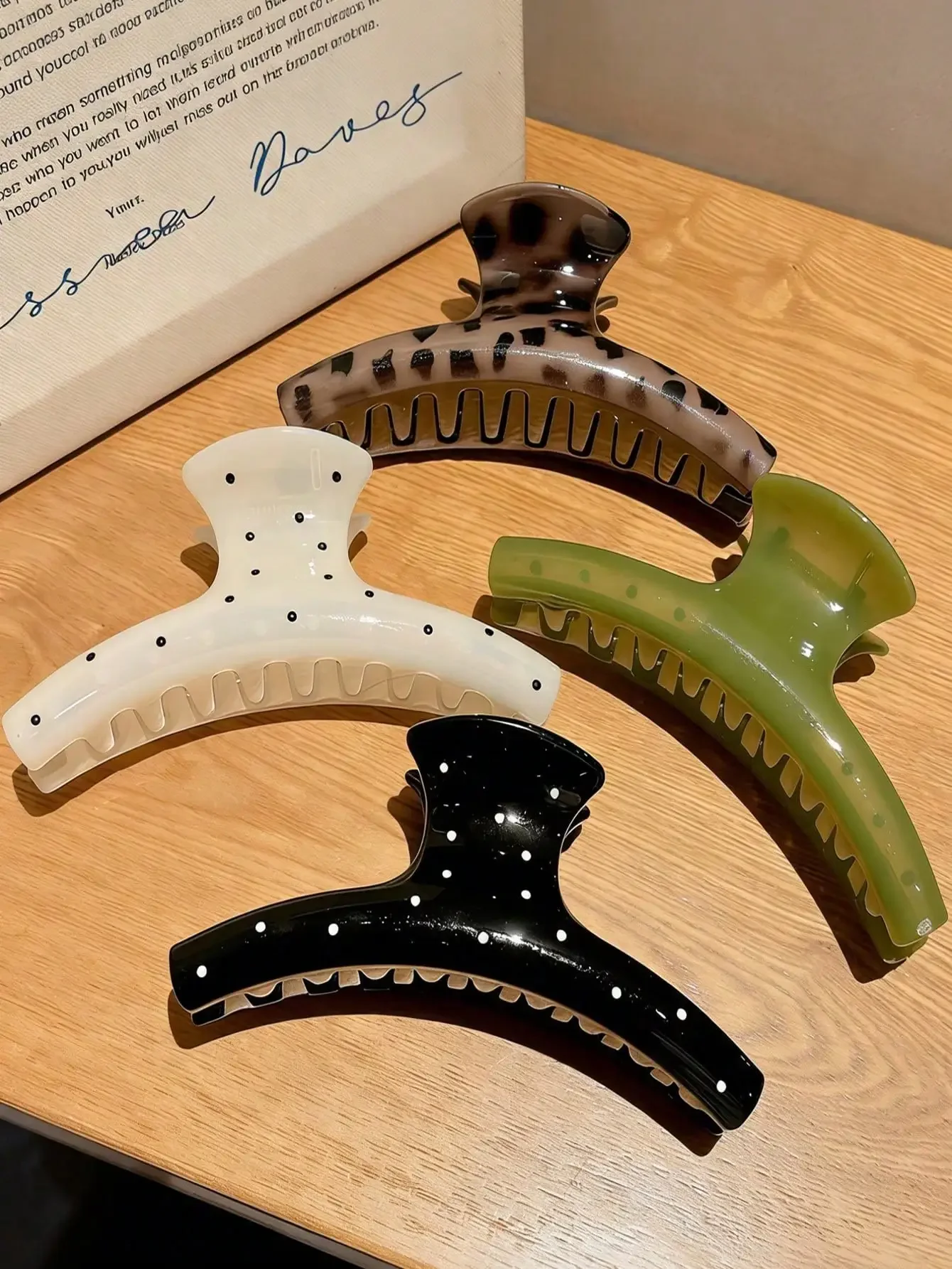 

4pcs/1pc Women's 11.1cm/4.37in Black, Black & White Polka Dot, Green, Leopard Print Plastic Hair Clips, Fashionable Versatile Elegant Minimalist Solid Color Ombre Hair Claws, Suitable For Daily Casual, Party, Commute, Vacation