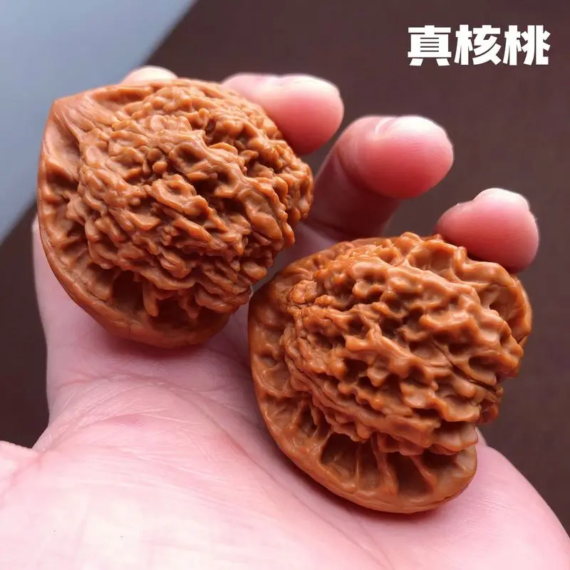 A pair of natural walnut handpieces handling, polished, Wang Yong's large official's hat style for men