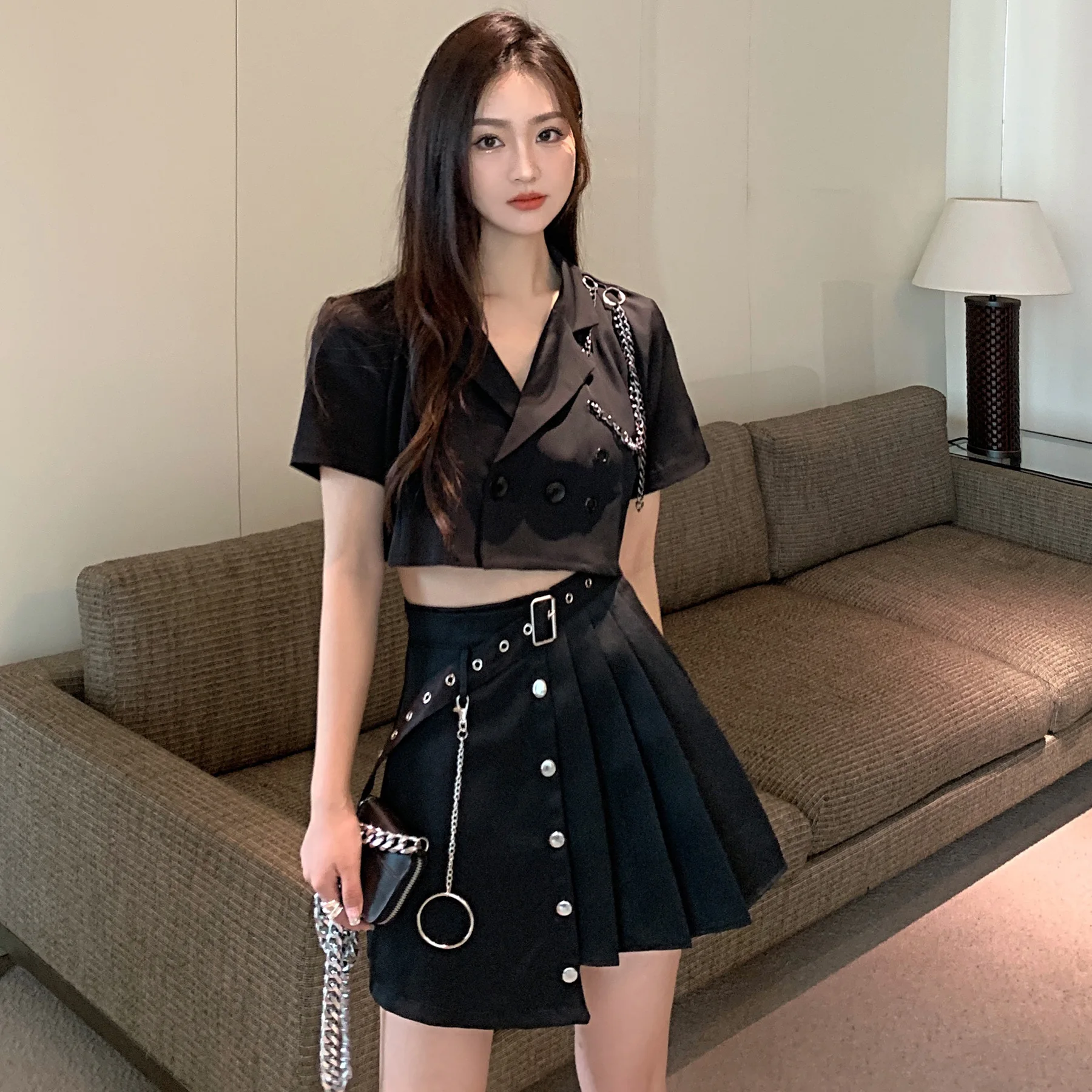 

Персонализированный черный женский топ с коротким рукавом и модный сексуальный корейский костюм с плиссированной короткой юбкой А-силуэта с высокой талией