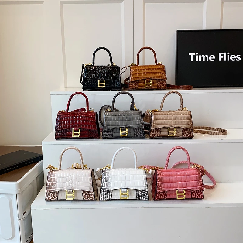 Trendy women's chain strap crossbody bag, fashionable handbag, classic women's shoulder bag with elegant designer letter logo