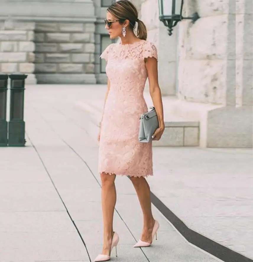 

2022 Exquisite Pink Lace Mother of the Bride Dresses Short Jewel Neck Short Sleeves Sheath Wedding Party Gowns Knee Length