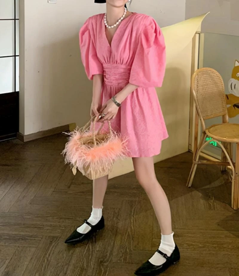 Francuska letnia sukienka w kwiaty w stylu retro z bufiastymi rękawami, dekoltem w szpic, elastyczną talią i krótką spódniczką z falbankami