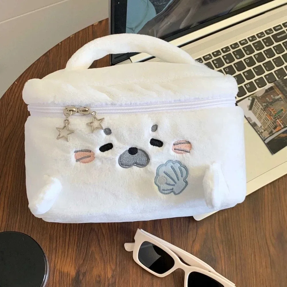Fluffy Little Seal Make-up-Tasche, großes Fassungsvermögen, tragbare Kosmetiktasche, tragbare Reisetasche mit Stickmuster, Mehrzweck-Toilettentasche – Detail 15