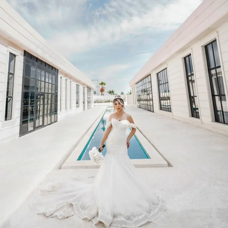 Abiti da sposa reali personalizzati con abito da ballo bianco brillante. Applicazione a strati di pizzo. Coda lunga realizzata Robe De