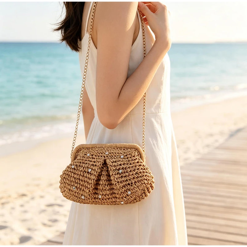 Strohgewebte Ketten-Umhängetasche, Damen-Clutch mit Strass-Verzierung und Verschlussrahmen, Leichte Sommer-Strandtasche für den Abend – Detail 11