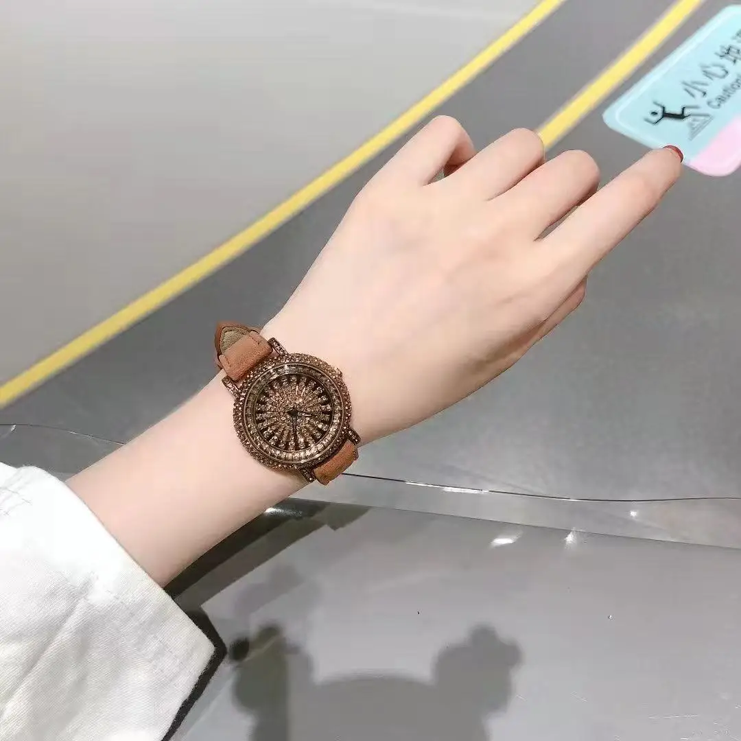 2025 Nuevo reloj esmerilado marrón caramelo de moda: reloj de cuarzo resistente al agua con tachuelas de diamantes giratorio