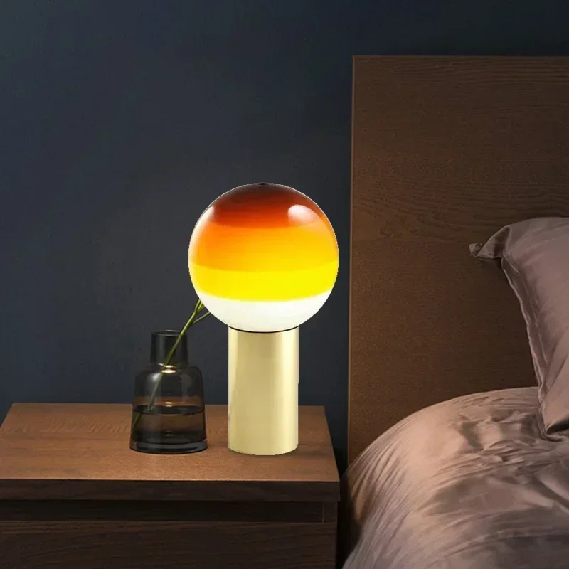 Lampu meja LED bola kaca warna-warni Nordic, dekorasi Modern lampu meja kamar tidur restoran Hotel seni balon kreatif lampu portabel